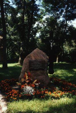Gedenkstein neben der Kirche von Gardschau